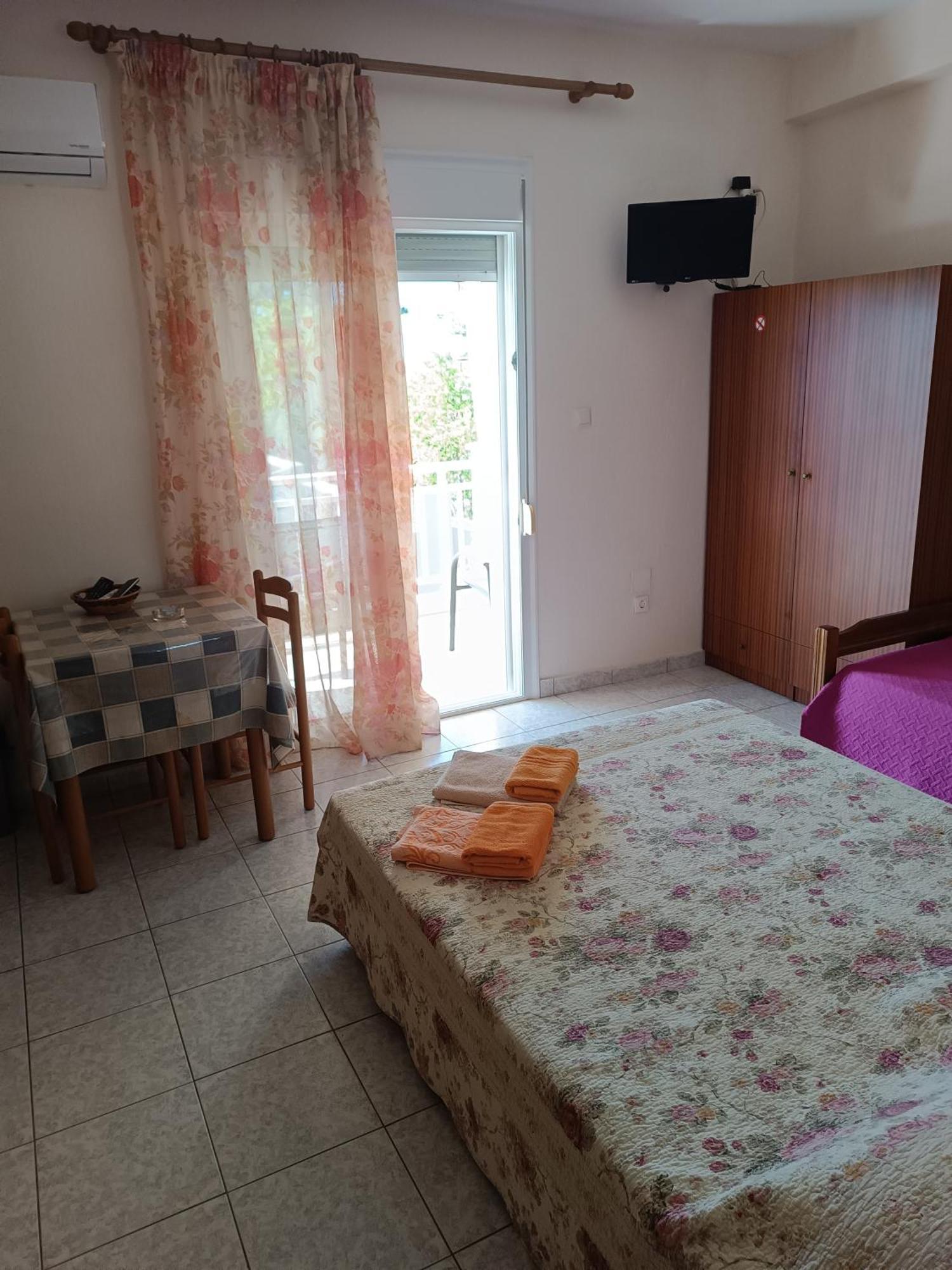 Anestis Apartments & Rooms Palaiontsiflikion Bagian luar foto
